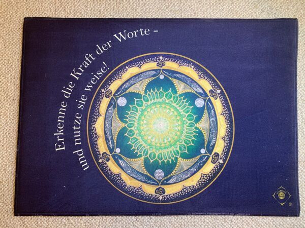 Teppich Harmonie im Ganzen® Kraft der Worte_Front Teppich Harmonie im Ganzen® Kraft der Worte_Front